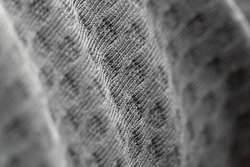 Faktura materiału do znakowania Makrofotografia neutralnej szarej tkaniny bez znaków, napisów i logotypów