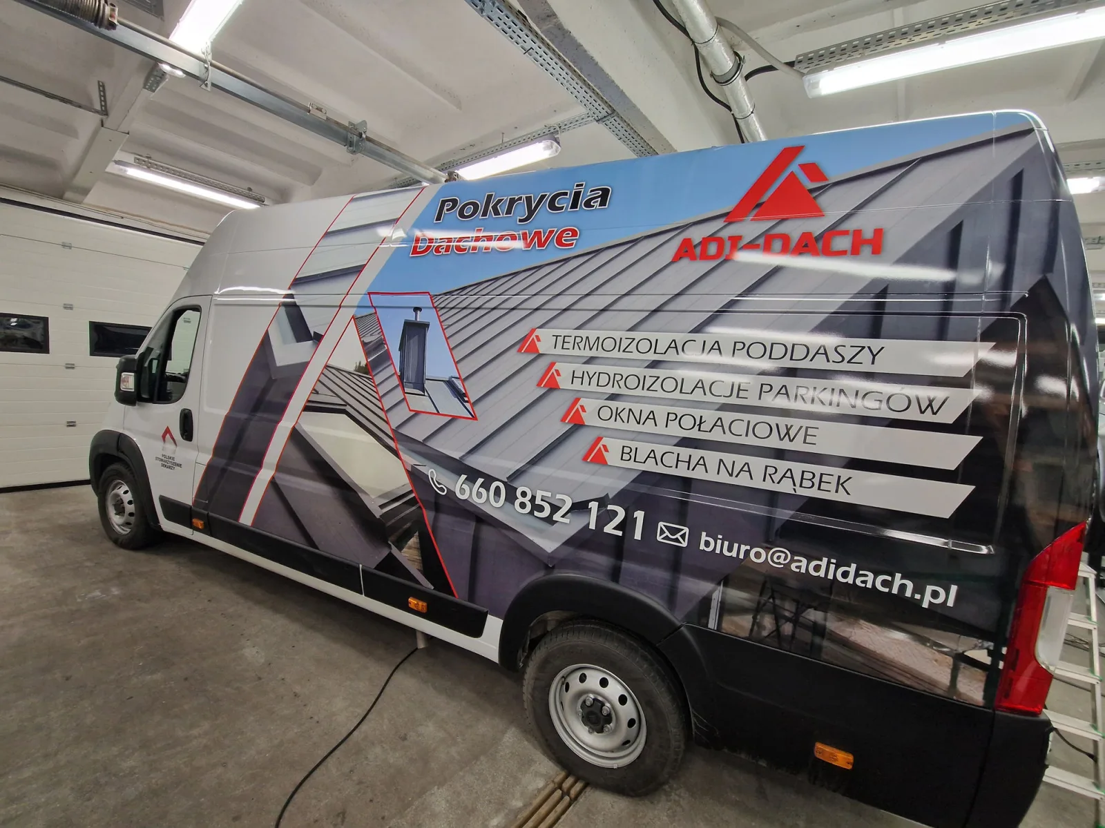 Oklejenie reklamowe busa ADI-DACH Bok busa ADI-DACH z reklamowym oklejeniem wykonanym przez Viva Grafika