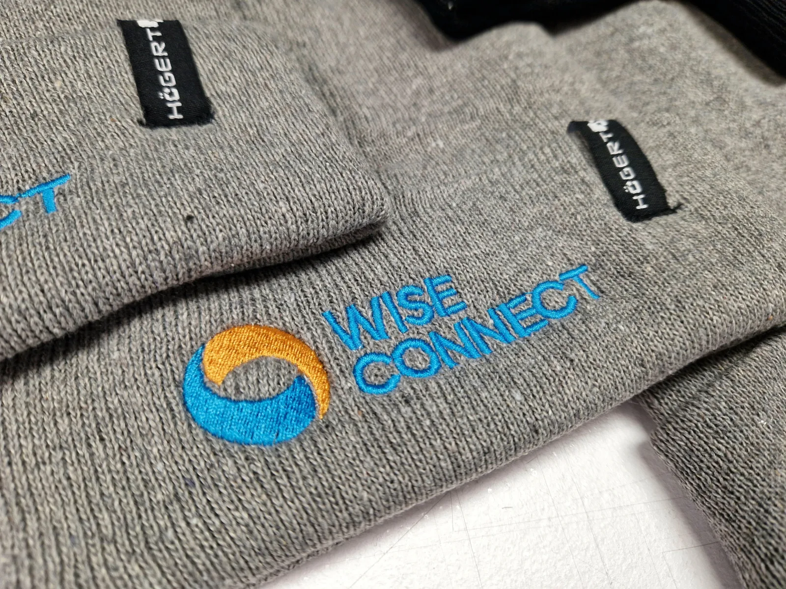 Wise Connect: haft na czapkach Szare czapki z haftowanym logo Wise Connect