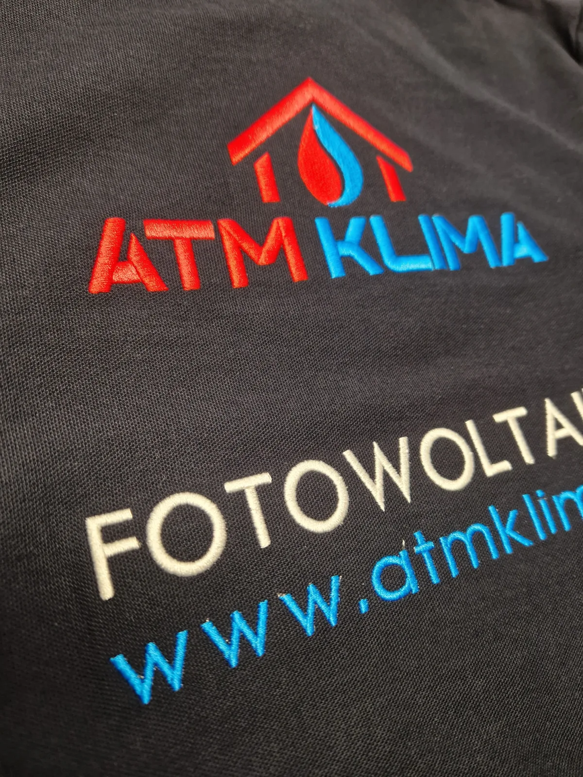 ATM Klima: zbliżenie haftu