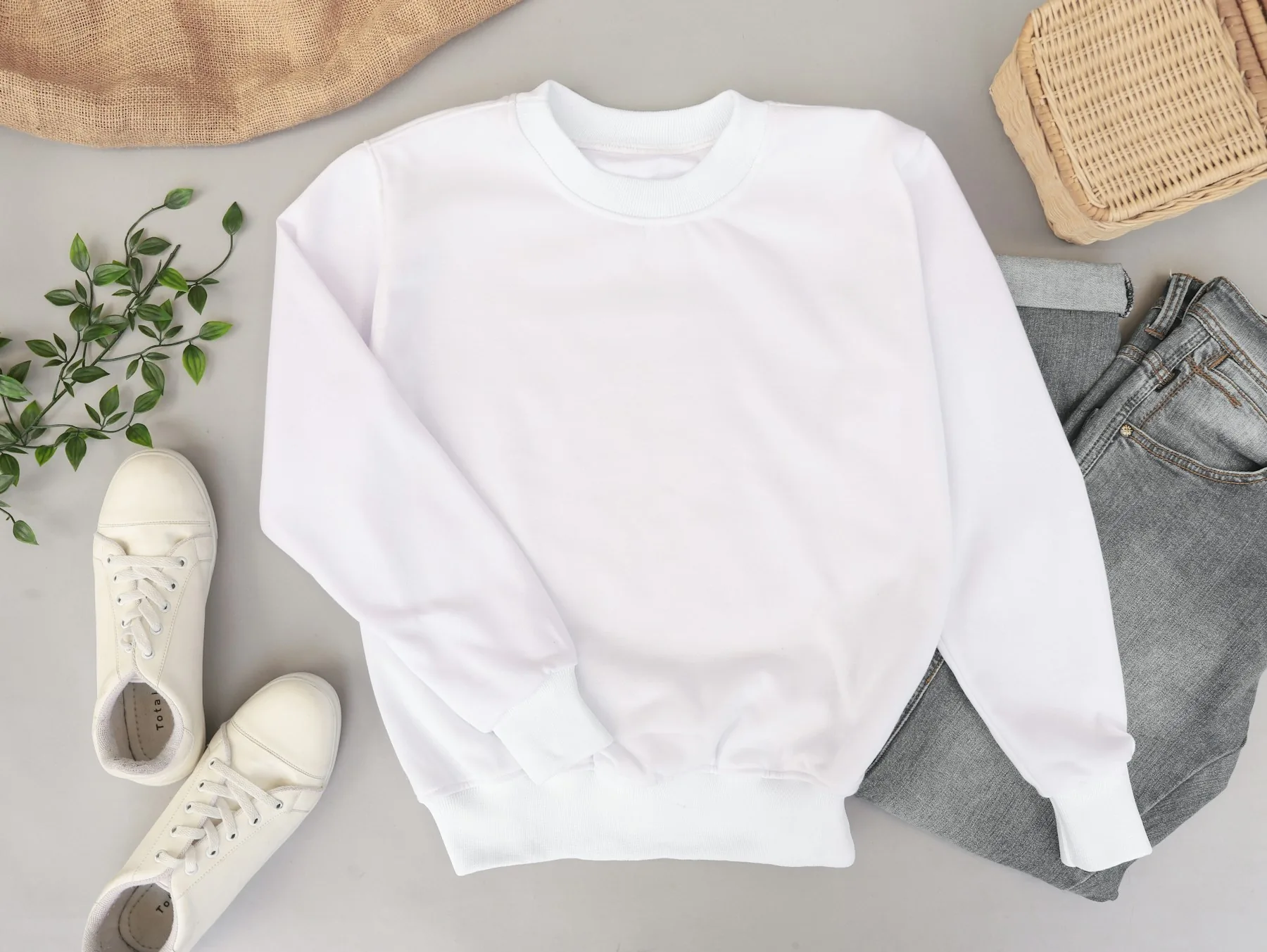 Odzież przygotowana do znakowania Neutralna biała bluza bez nadruku przygotowana do personalizacji